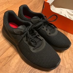 Men’s Black nike tanjun sneakers